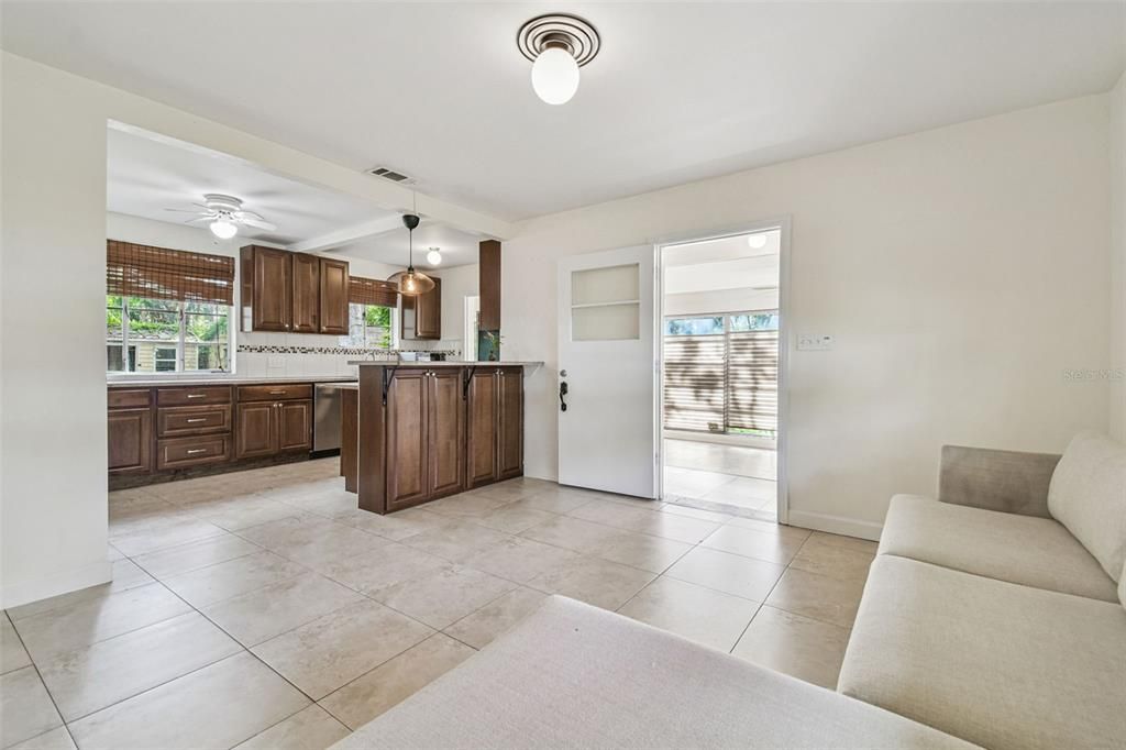 Под контрактом: $1,800 (2 спален, 1 ванн, 1093 Квадратных фут)