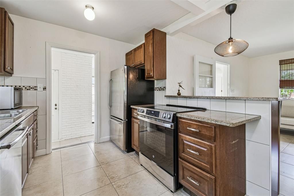 Под контрактом: $1,800 (2 спален, 1 ванн, 1093 Квадратных фут)