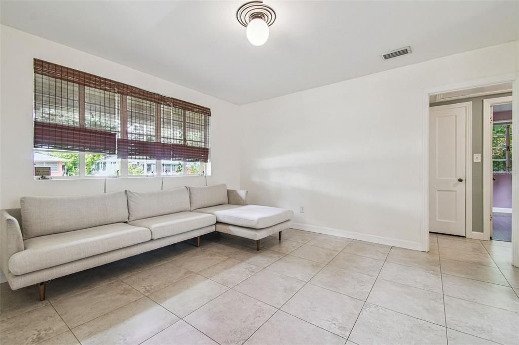 Под контрактом: $1,800 (2 спален, 1 ванн, 1093 Квадратных фут)