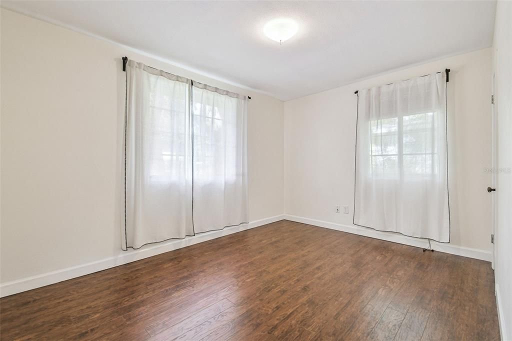 Под контрактом: $1,800 (2 спален, 1 ванн, 1093 Квадратных фут)