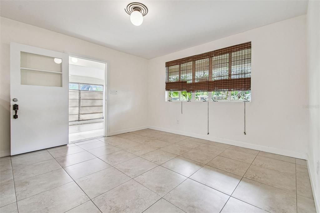 Под контрактом: $1,800 (2 спален, 1 ванн, 1093 Квадратных фут)