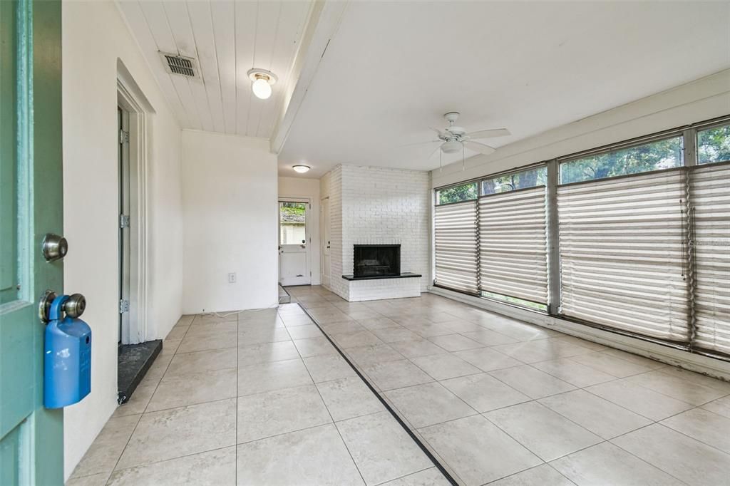 Под контрактом: $1,800 (2 спален, 1 ванн, 1093 Квадратных фут)