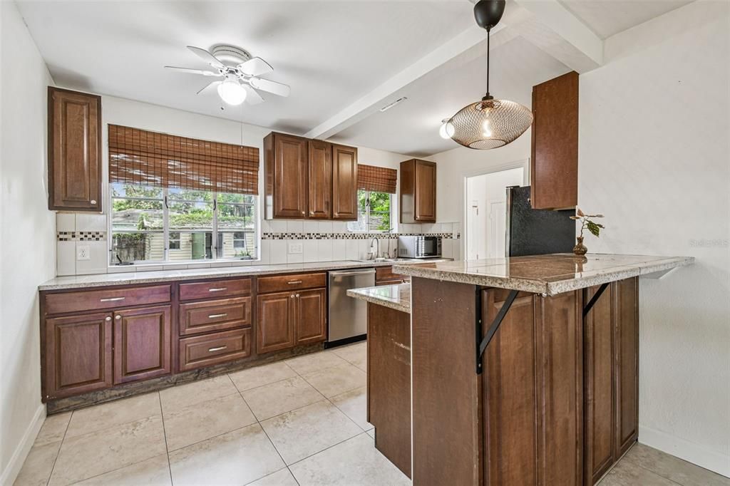 Под контрактом: $1,800 (2 спален, 1 ванн, 1093 Квадратных фут)