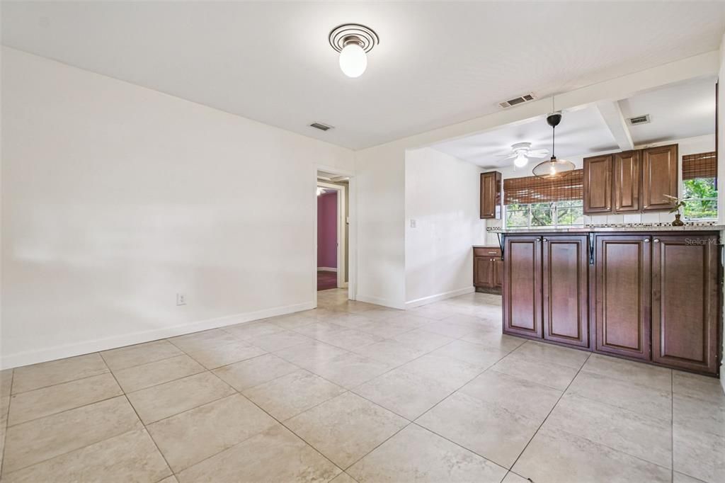 Под контрактом: $1,800 (2 спален, 1 ванн, 1093 Квадратных фут)