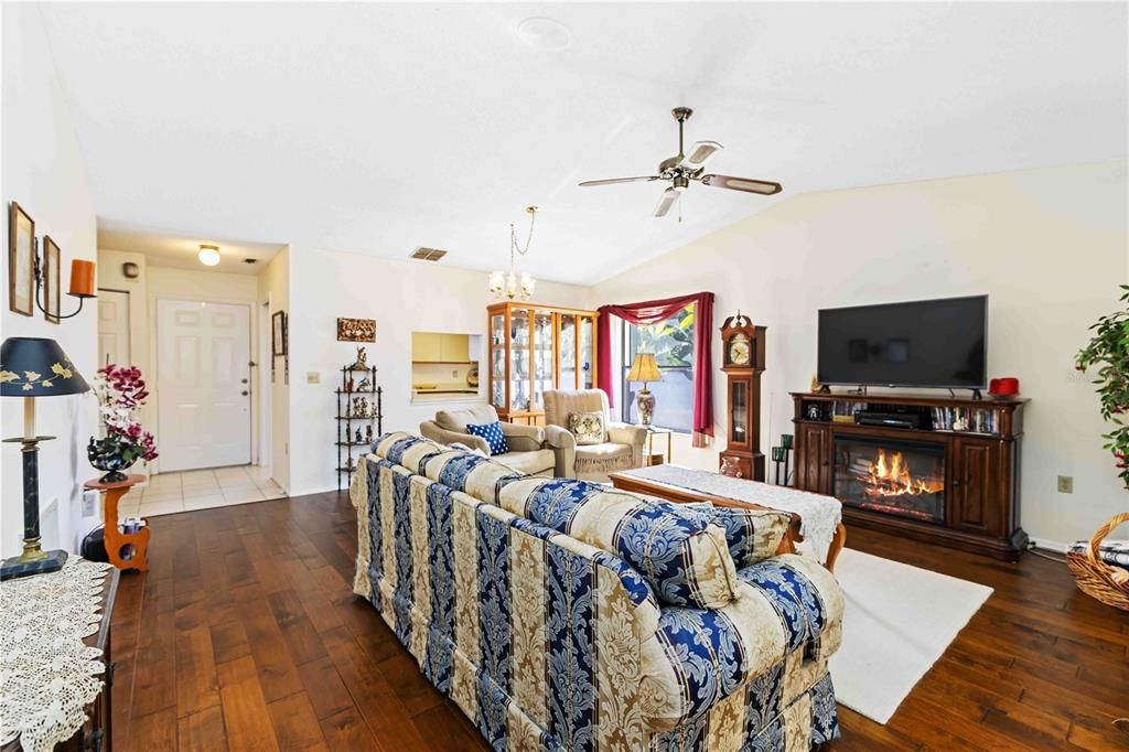 For Sale: $250,000 (2 beds, 2 baths, 1354 Square Feet)