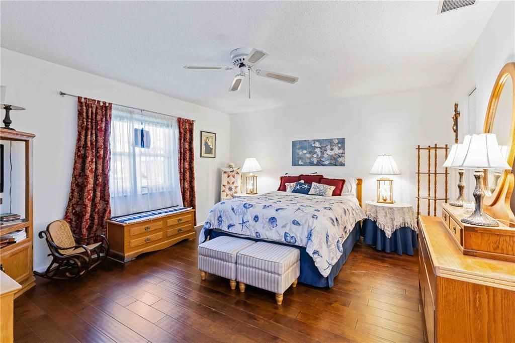 For Sale: $250,000 (2 beds, 2 baths, 1354 Square Feet)