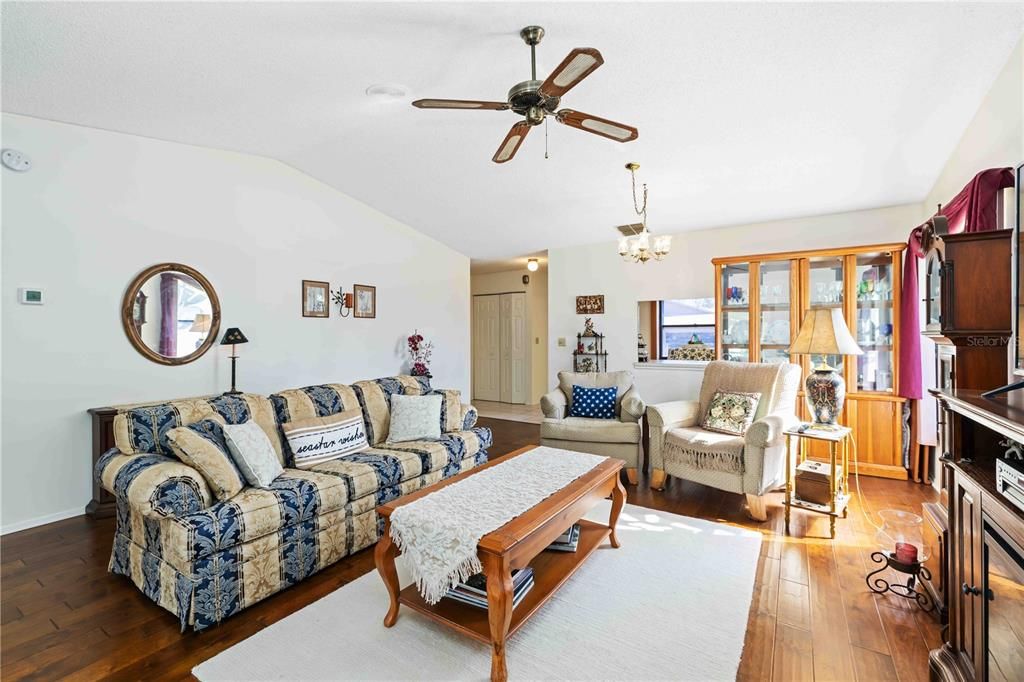 For Sale: $250,000 (2 beds, 2 baths, 1354 Square Feet)