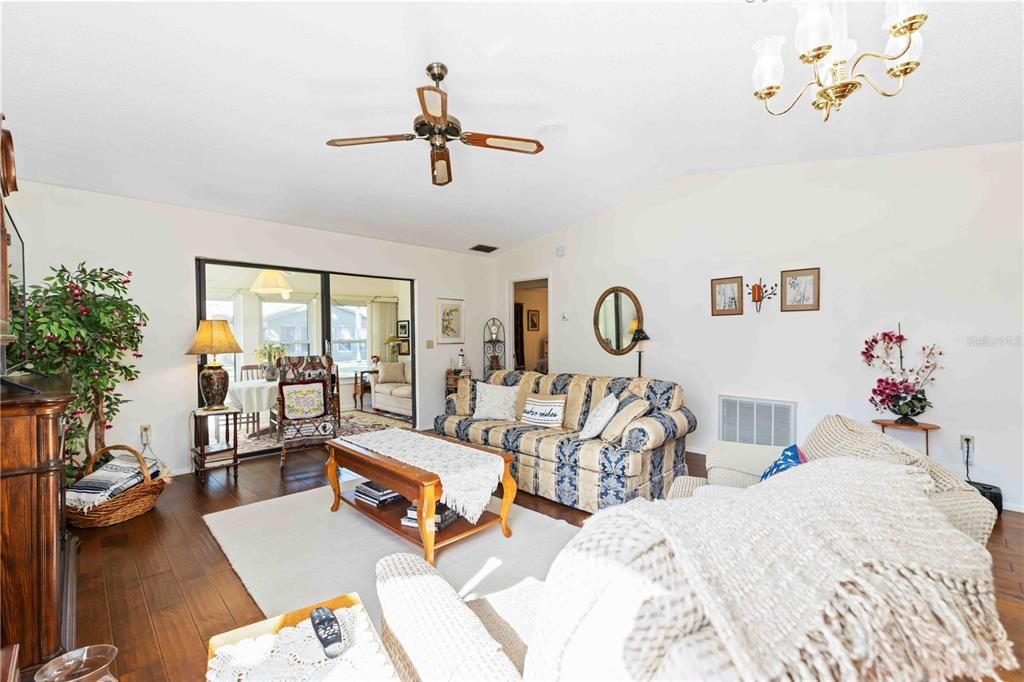 For Sale: $250,000 (2 beds, 2 baths, 1354 Square Feet)