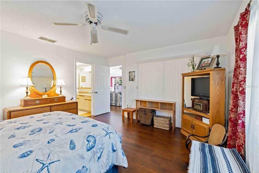 For Sale: $250,000 (2 beds, 2 baths, 1354 Square Feet)