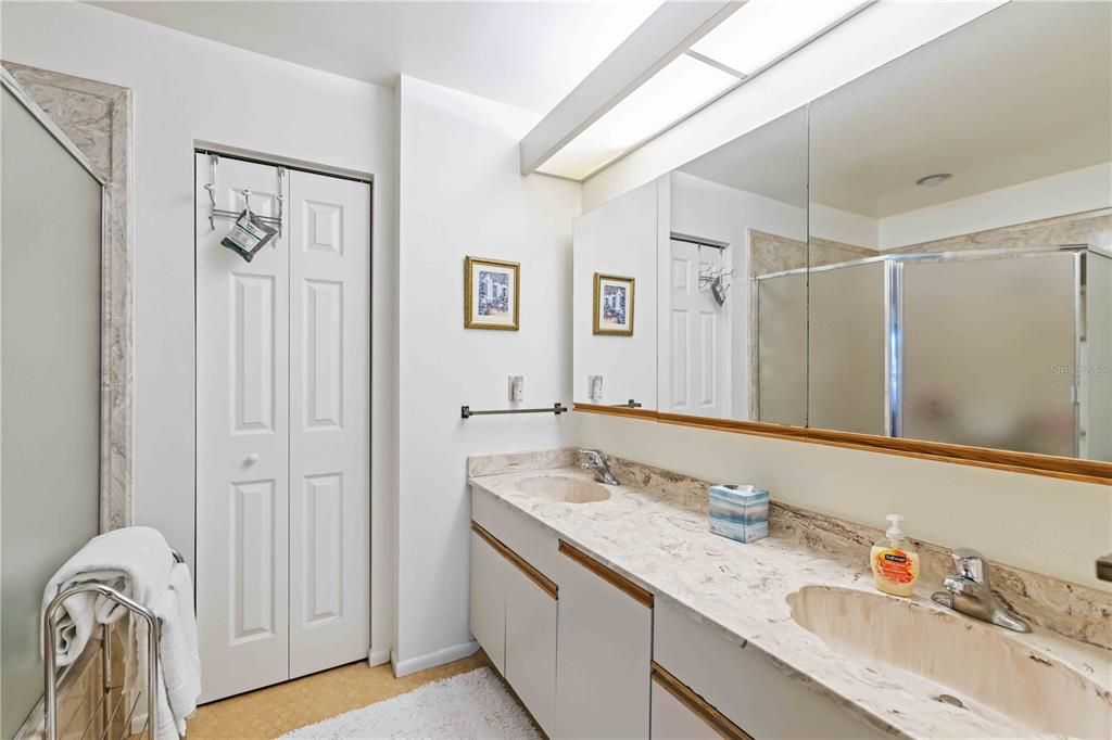 For Sale: $250,000 (2 beds, 2 baths, 1354 Square Feet)