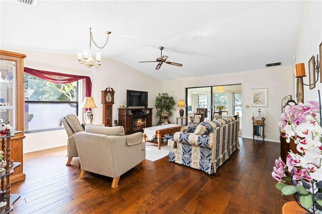 For Sale: $250,000 (2 beds, 2 baths, 1354 Square Feet)