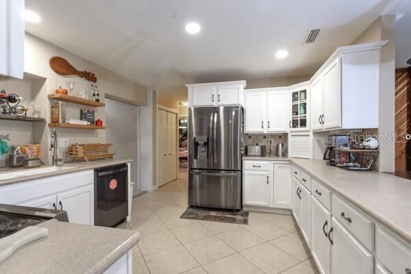 For Sale: $389,900 (3 beds, 3 baths, 2713 Square Feet)