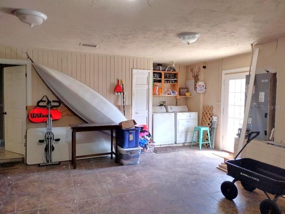 For Sale: $389,900 (3 beds, 3 baths, 2713 Square Feet)