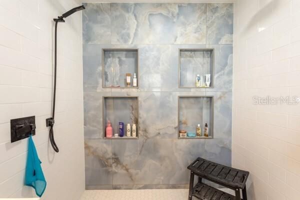 For Sale: $389,900 (3 beds, 3 baths, 2713 Square Feet)