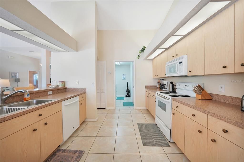 На продажу: $535,000 (3 спален, 2 ванн, 2131 Квадратных фут)