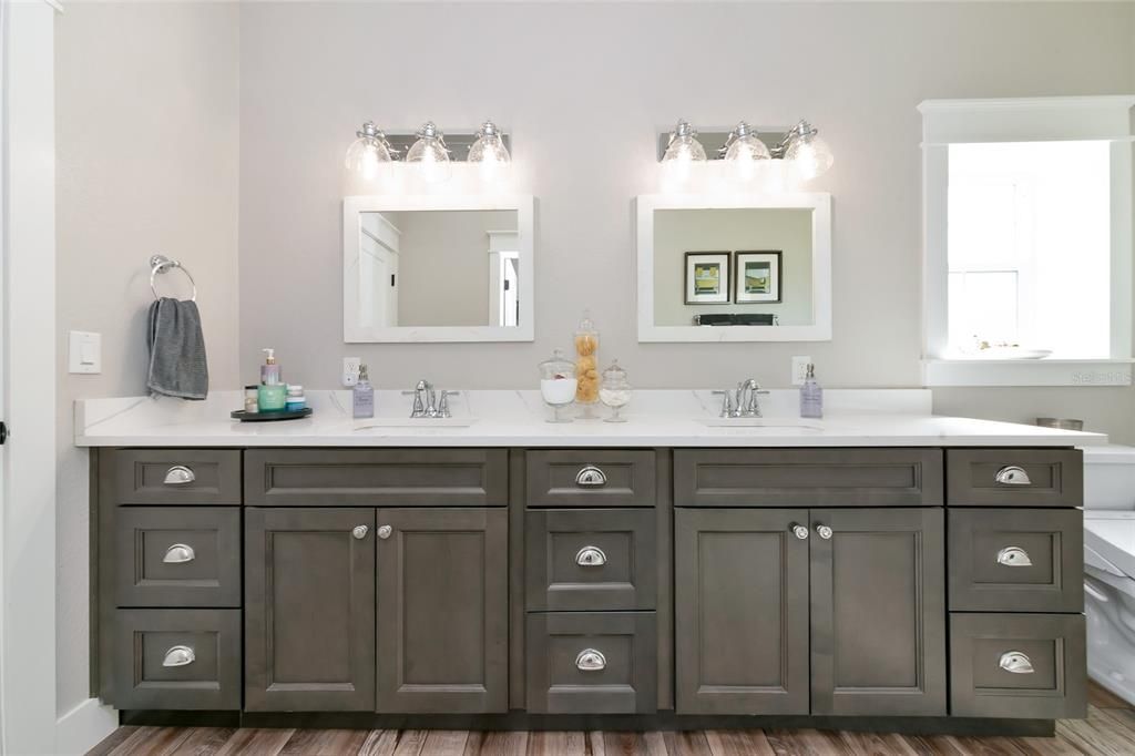 Activo con contrato: $875,000 (3 camas, 2 baños, 2405 Pies cuadrados)