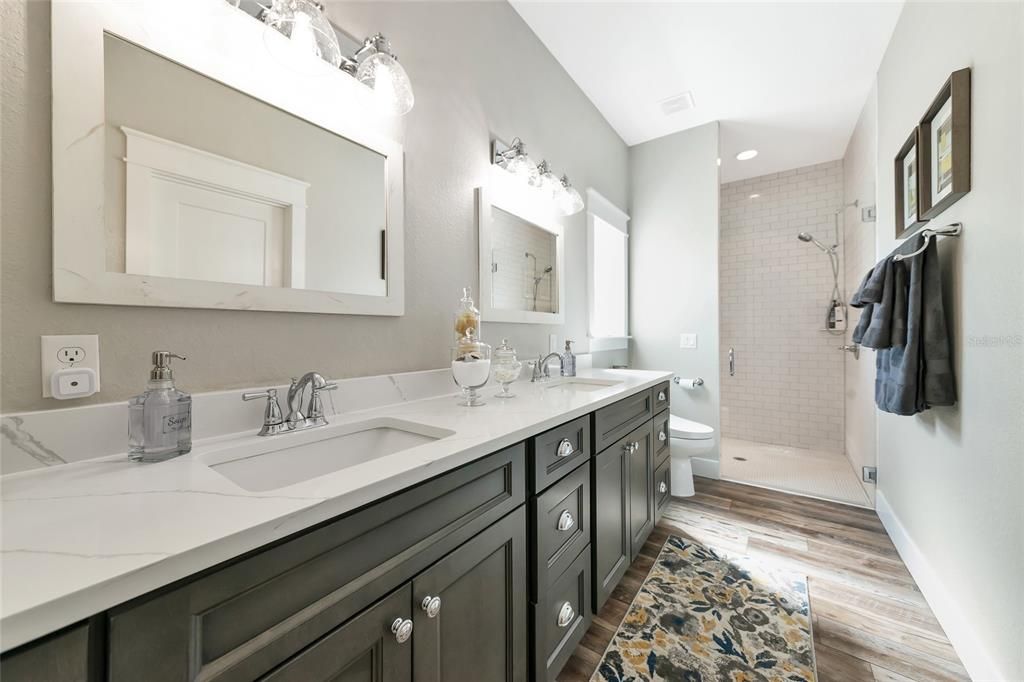 Activo con contrato: $875,000 (3 camas, 2 baños, 2405 Pies cuadrados)