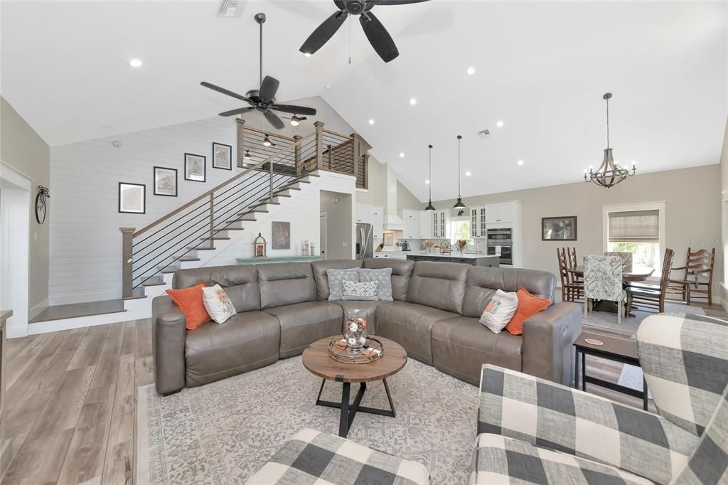 Activo con contrato: $875,000 (3 camas, 2 baños, 2405 Pies cuadrados)