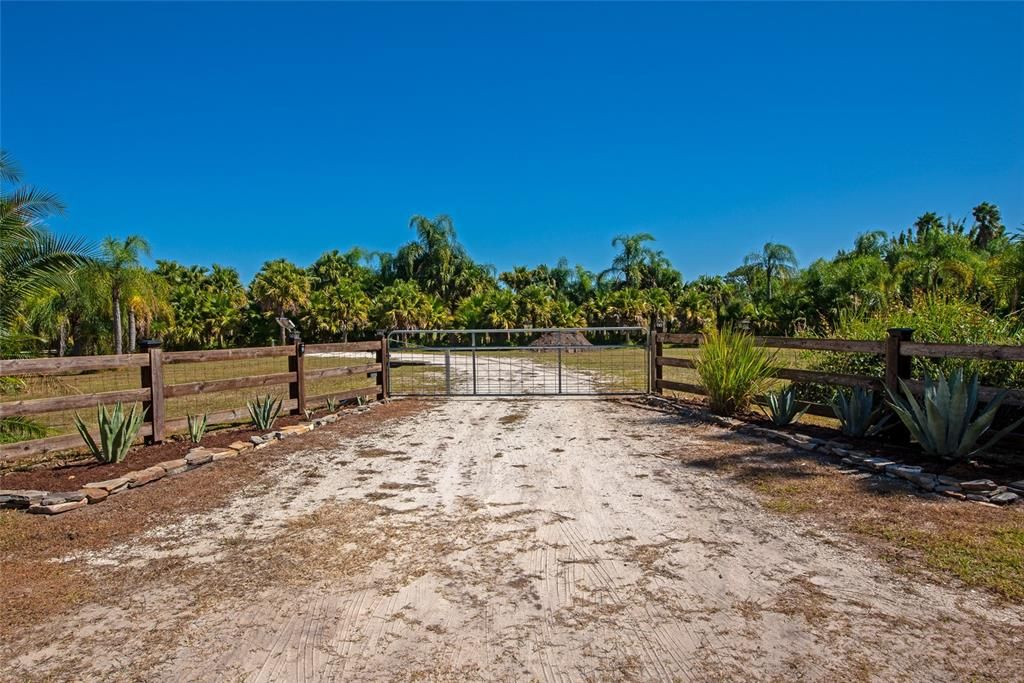 Activo con contrato: $875,000 (3 camas, 2 baños, 2405 Pies cuadrados)