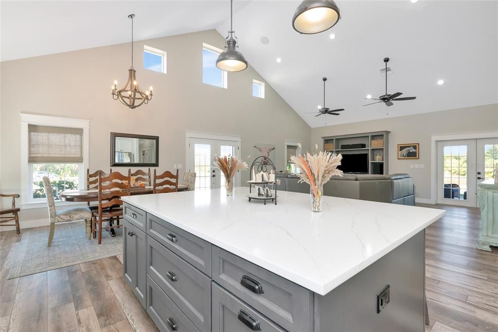 Activo con contrato: $875,000 (3 camas, 2 baños, 2405 Pies cuadrados)