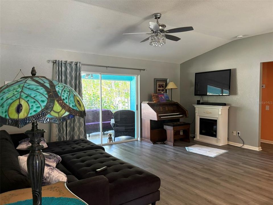 For Sale: $299,900 (3 beds, 2 baths, 1493 Square Feet)