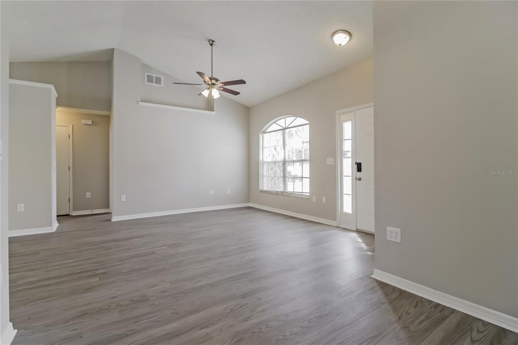 For Rent: $2,095 (3 beds, 2 baths, 1385 Square Feet)