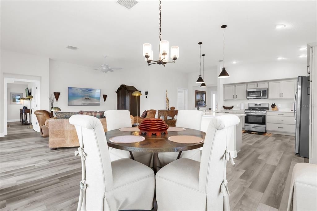 En Venta: $549,900 (3 camas, 3 baños, 1905 Pies cuadrados)