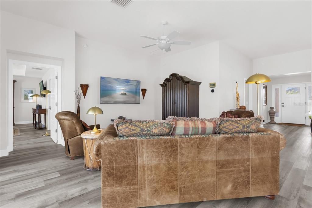 En Venta: $549,900 (3 camas, 3 baños, 1905 Pies cuadrados)