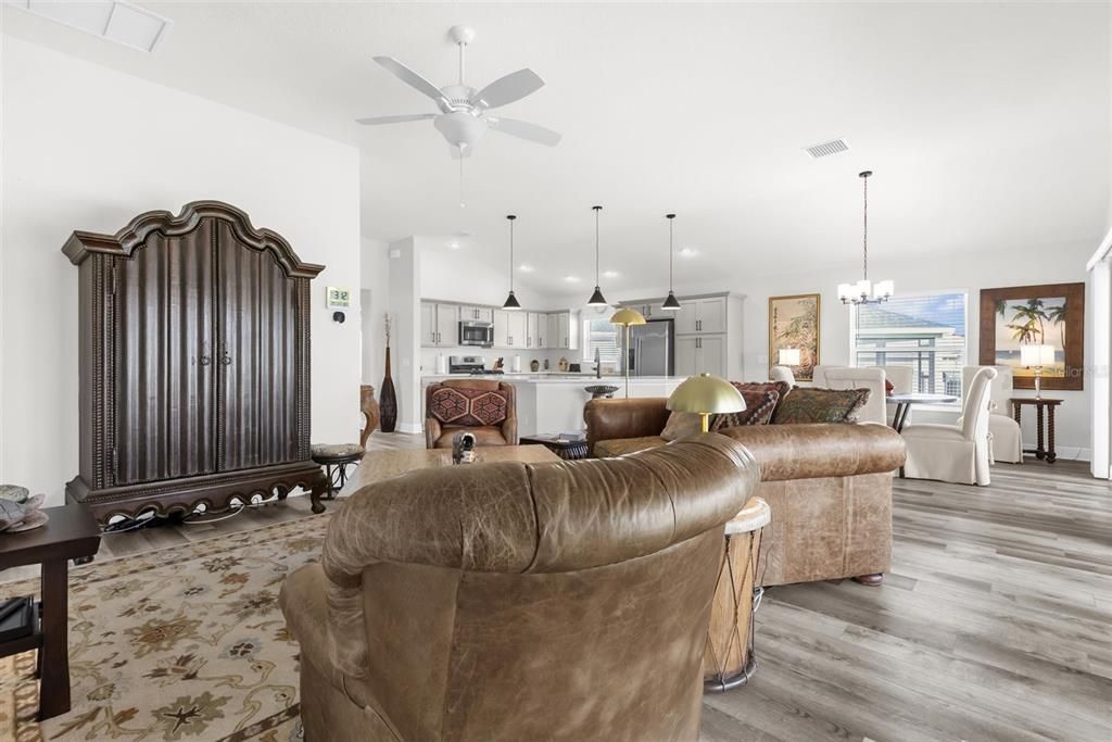 En Venta: $549,900 (3 camas, 3 baños, 1905 Pies cuadrados)