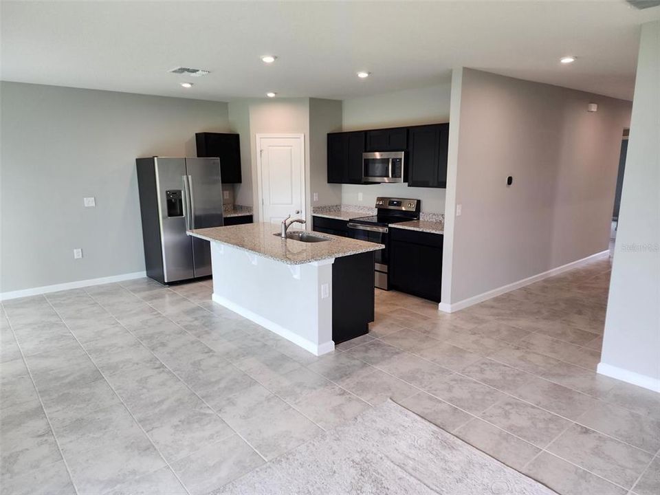 出租: $1,825 (4 贝兹, 2 浴室, 1747 平方英尺)