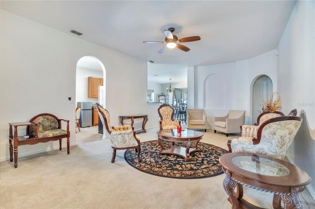 На продажу: $335,000 (4 спален, 2 ванн, 1855 Квадратных фут)