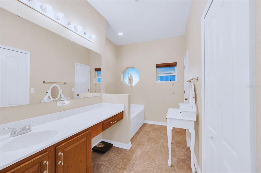 На продажу: $335,000 (4 спален, 2 ванн, 1855 Квадратных фут)