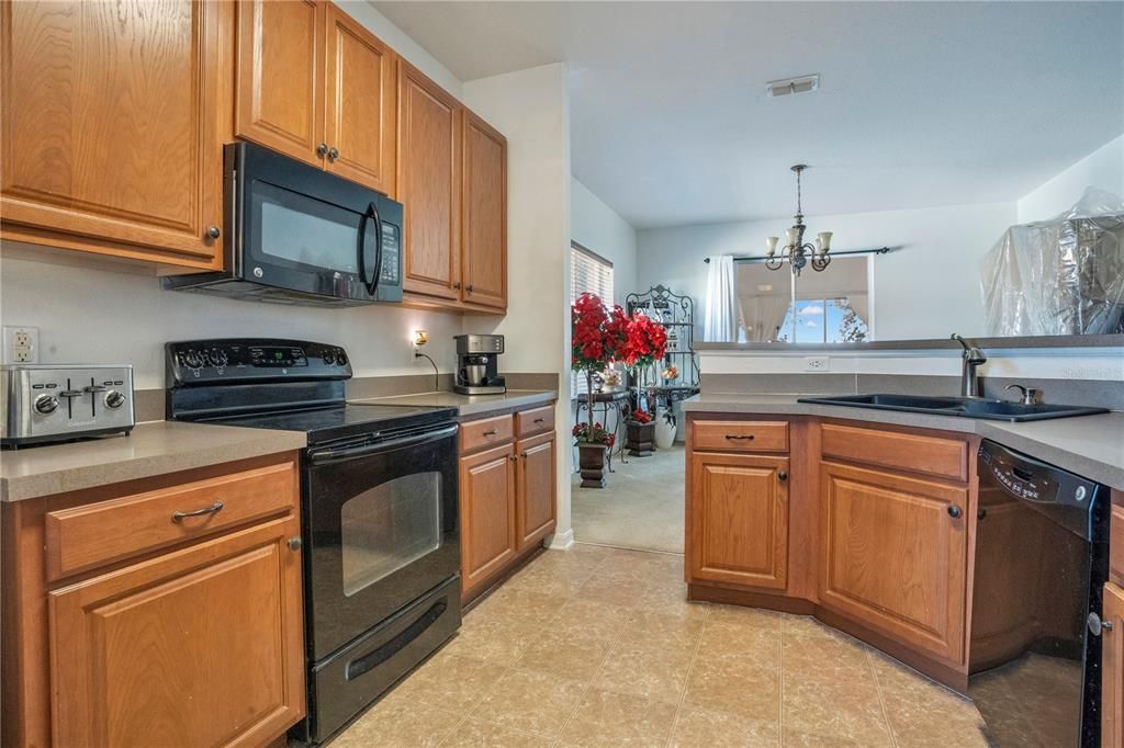 На продажу: $335,000 (4 спален, 2 ванн, 1855 Квадратных фут)