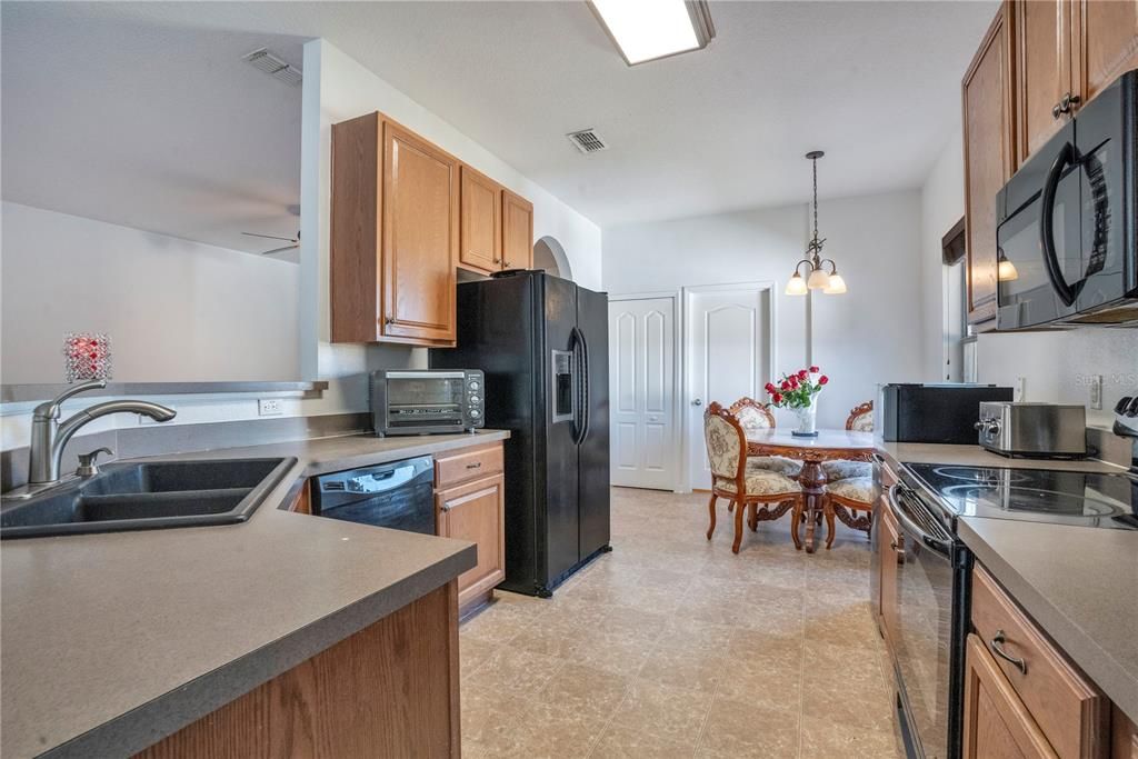 На продажу: $335,000 (4 спален, 2 ванн, 1855 Квадратных фут)