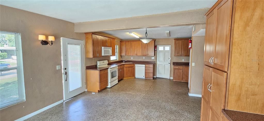 For Rent: $1,749 (2 beds, 1 baths, 1182 Square Feet)