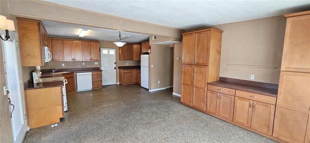 For Rent: $1,749 (2 beds, 1 baths, 1182 Square Feet)