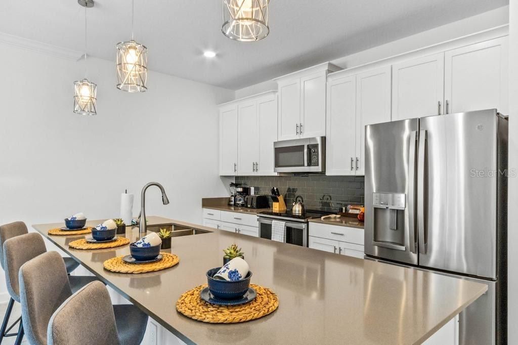 Activo con contrato: $384,900 (4 camas, 3 baños, 1914 Pies cuadrados)