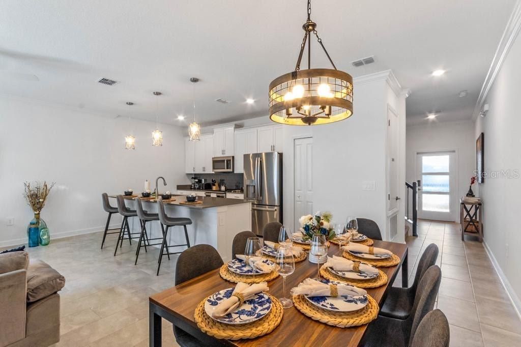 Activo con contrato: $384,900 (4 camas, 3 baños, 1914 Pies cuadrados)