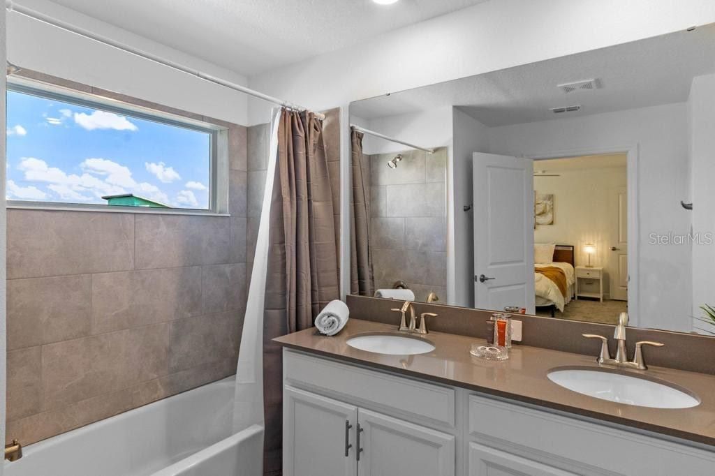 Activo con contrato: $384,900 (4 camas, 3 baños, 1914 Pies cuadrados)