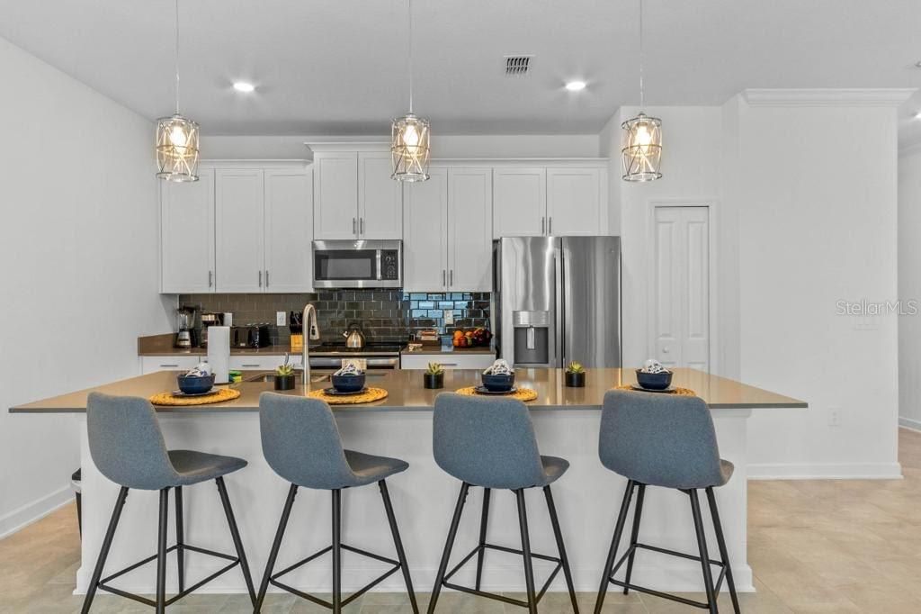 Activo con contrato: $384,900 (4 camas, 3 baños, 1914 Pies cuadrados)