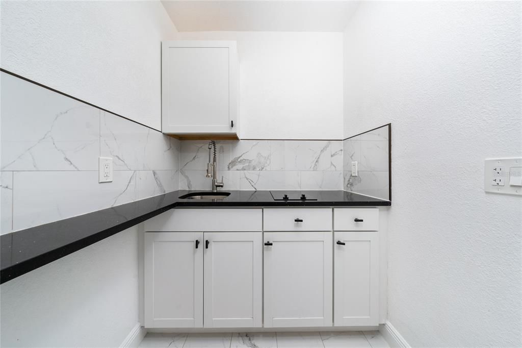 Activo con contrato: $330,000 (4 camas, 2 baños, 1453 Pies cuadrados)