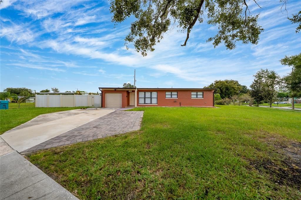 Activo con contrato: $330,000 (4 camas, 2 baños, 1453 Pies cuadrados)