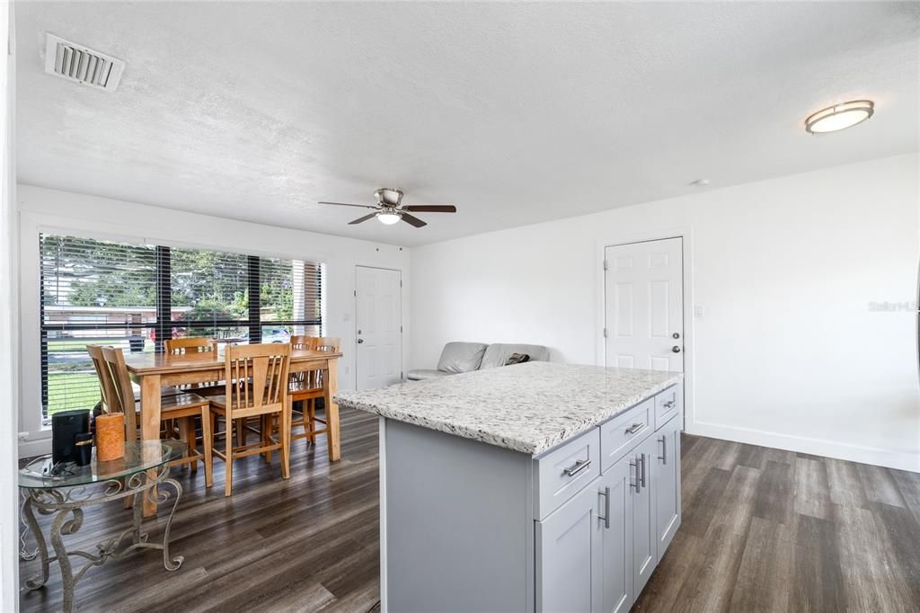 Activo con contrato: $330,000 (4 camas, 2 baños, 1453 Pies cuadrados)