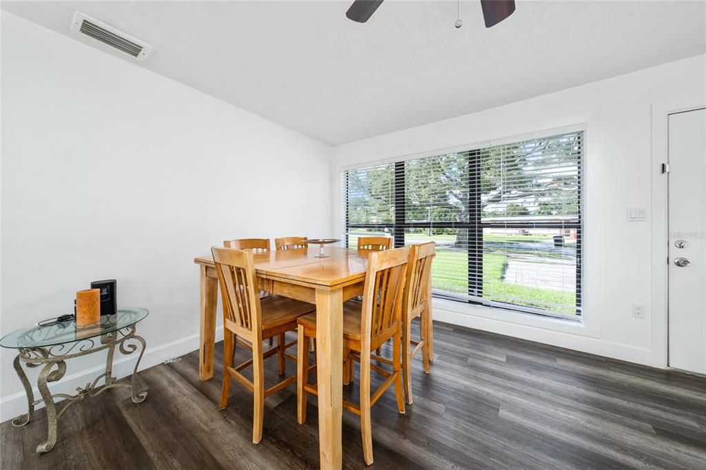 Activo con contrato: $330,000 (4 camas, 2 baños, 1453 Pies cuadrados)