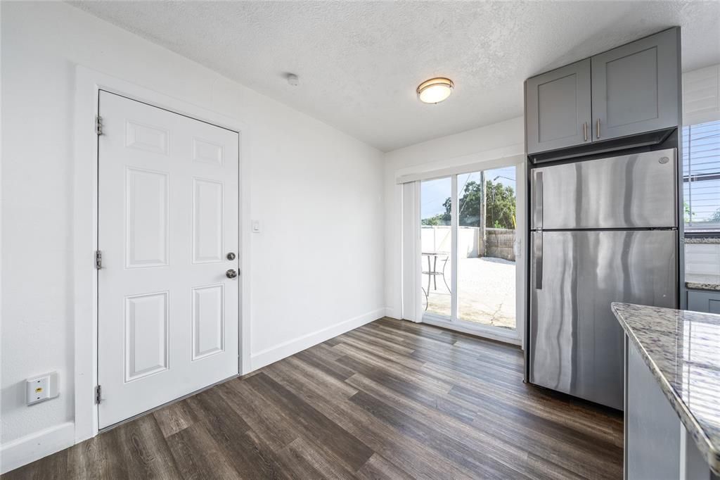 Activo con contrato: $330,000 (4 camas, 2 baños, 1453 Pies cuadrados)