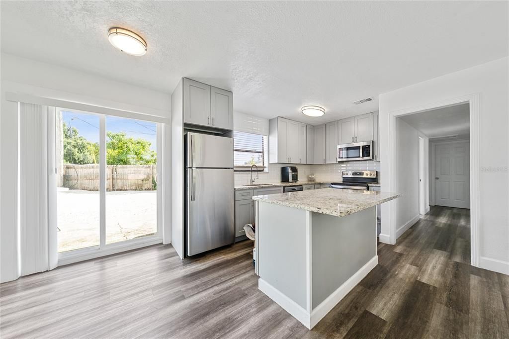 Activo con contrato: $330,000 (4 camas, 2 baños, 1453 Pies cuadrados)