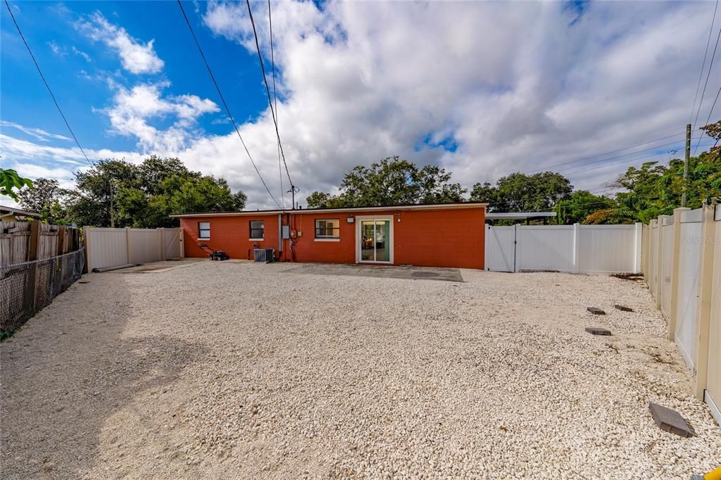 Activo con contrato: $330,000 (4 camas, 2 baños, 1453 Pies cuadrados)