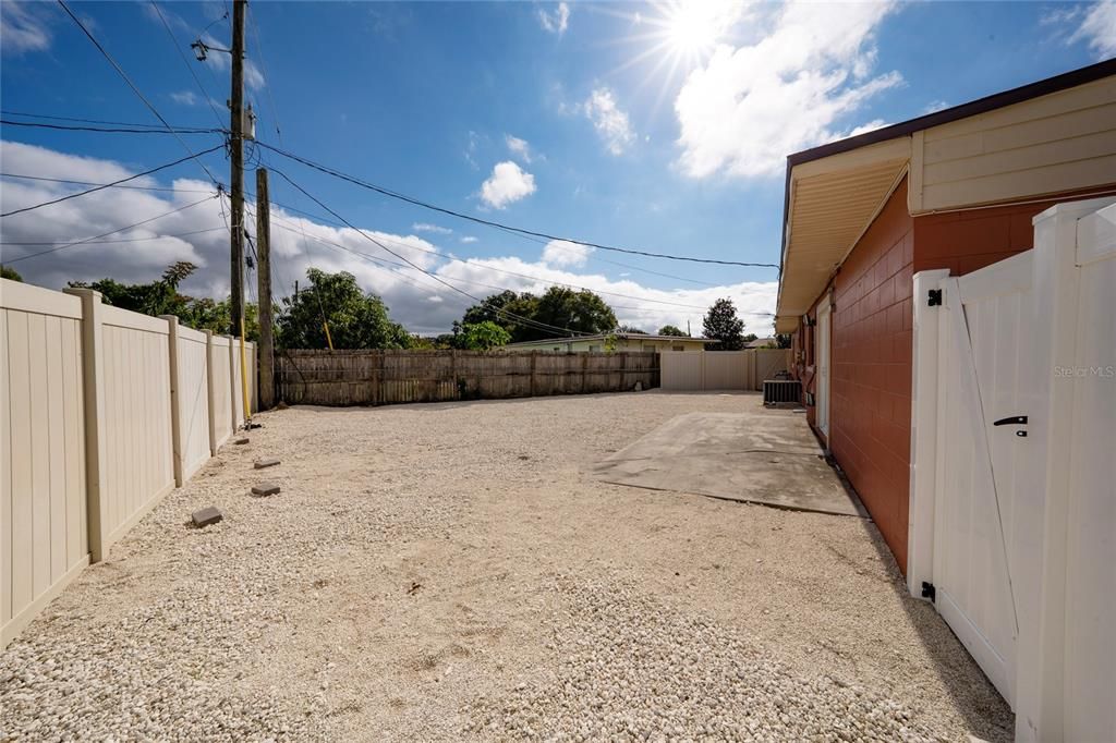 Activo con contrato: $330,000 (4 camas, 2 baños, 1453 Pies cuadrados)