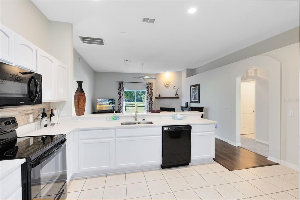 Active With Contract: $329,999 (3 beds, 2 baths, 1262 Square Feet)