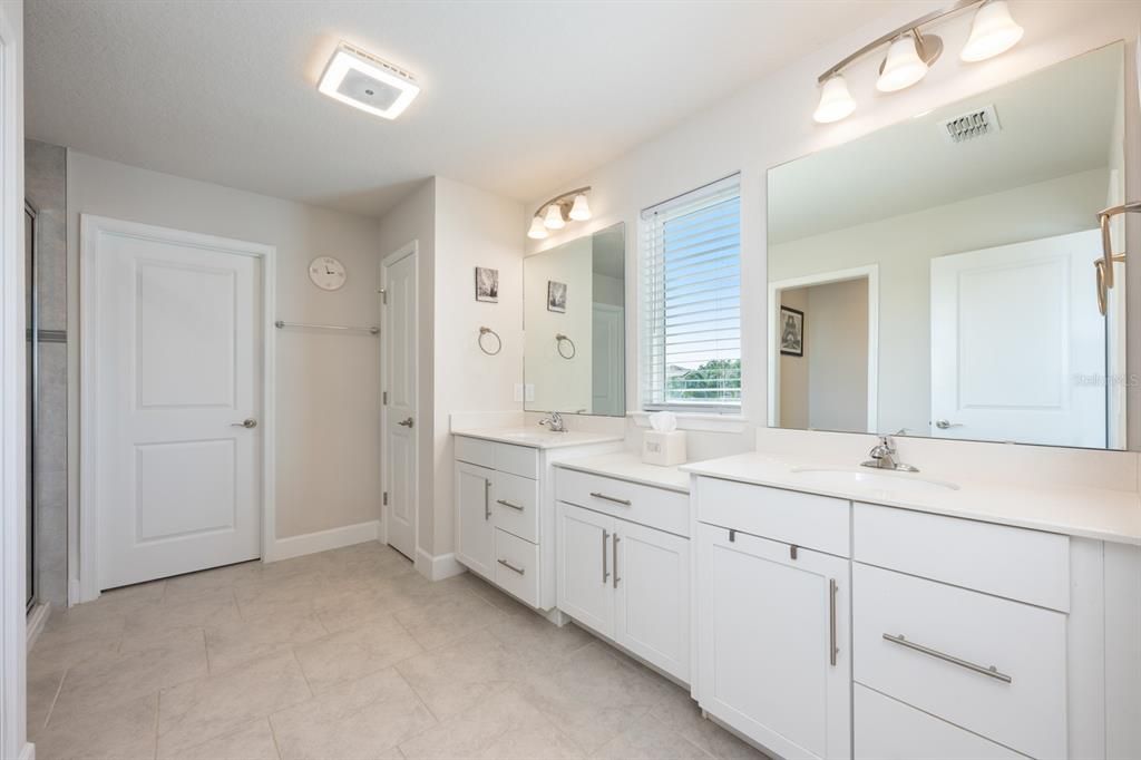 For Sale: $525,000 (5 beds, 2 baths, 2780 Square Feet)